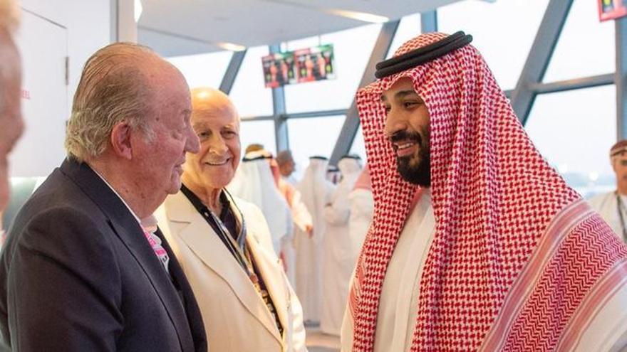 Juan Carlos I saluda al Príncipe  saudí Ben Salman