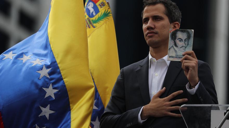 Juan Guaidó jura el cargo como presidente de Venezuela