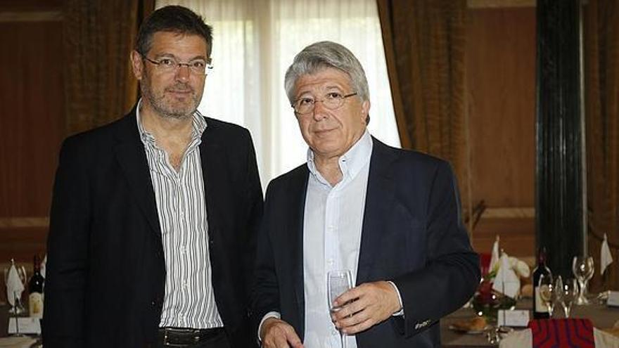 El ministro de Justicia con el presidente del Atlético de Madrid, Enrique Cerezo, imputado en el 'caso Ático'. Atlético de Madrid