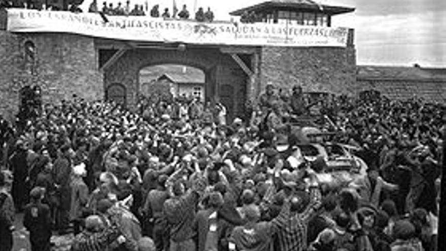 Liberación del campo de concentración de Mauthausen el 5 de mayo de 1945. La pancarta dice: "Los españoles antifascistas saludan a las fuerzas liberadoras"