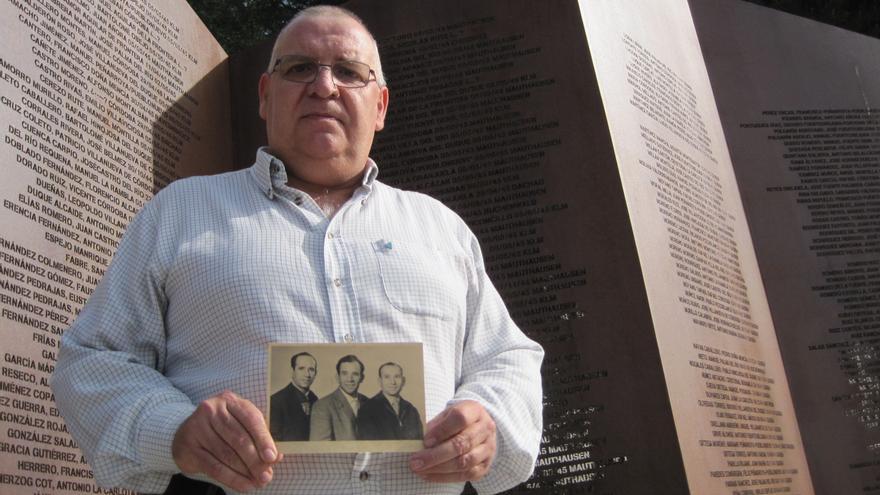 El sobrino de Licesio López, con una foto suya y de sus hermanos, ante el monumento en recuerdo a las víctimas cordobesas del nazismo.
