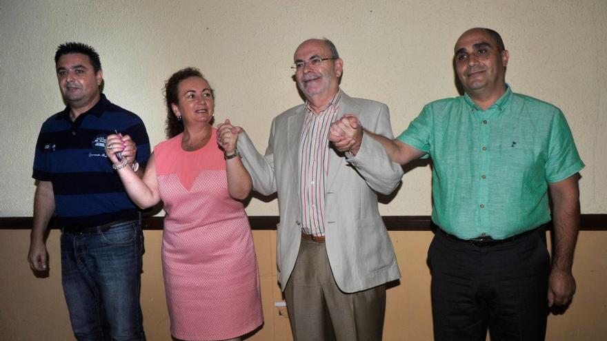 Líderes políticos locales de los partidos que forman el Gobierno de Icod, con Isabel García, la senadora del PP