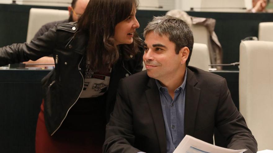 Los concejales de Ahora Madrid Rita Maestre y Jorge García Castaño durante un Pleno del Ayuntamiento.
