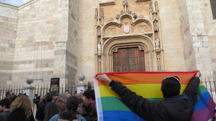 Manifestación contra la LGTBIfobia en la Catedral de Alcalá.