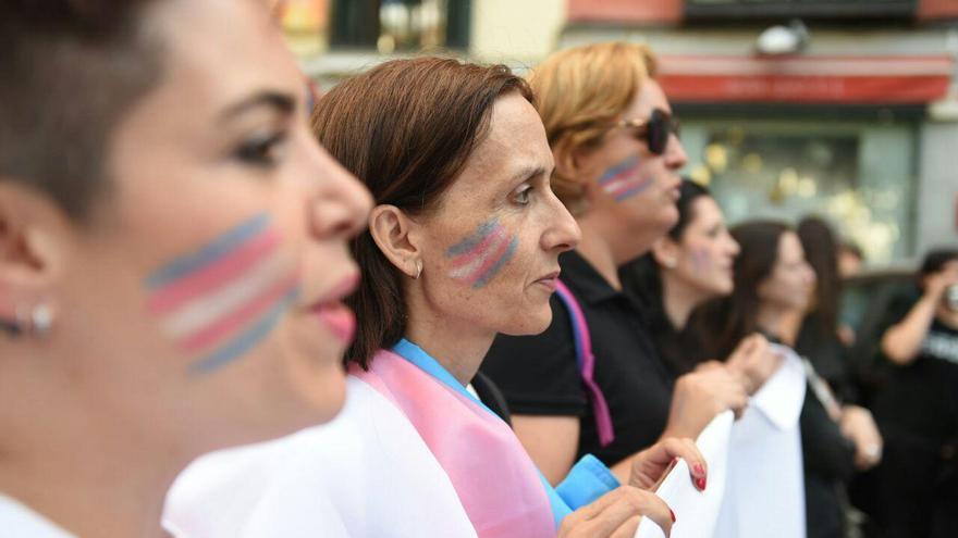 Varias personas marchan con la bandera trans en la manifestación del Orgullo Crítico en Madrid de este 2017.