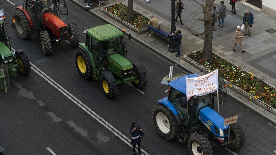 Manifestación de agricultores y ganaderos en Santander. | JOAQUÍN GÓMEZ SASTRE