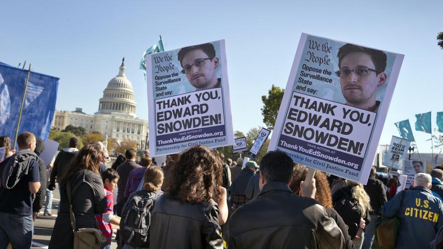 ManifestaciÃ³n a favor de Snowden frente al Congreso de EEUU en Washington en octubre de 2013.