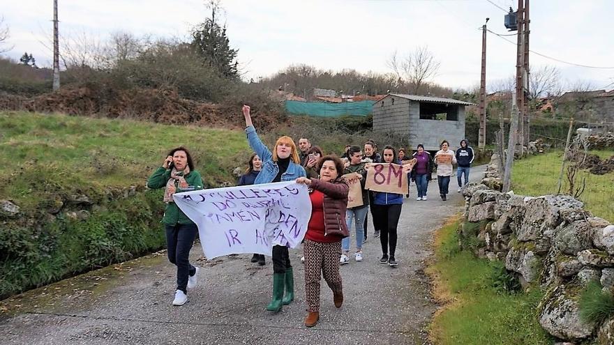 Manifestación feminista en la pequeña aldea de Loureiro (Nogueira de Ramuín)