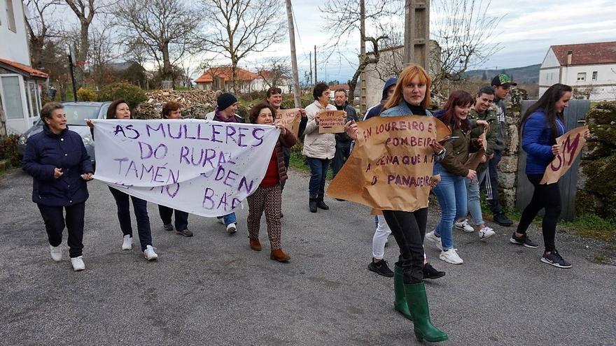 Manifestación feminista en la pequeña aldea de Loureiro (Nogueira de Ramuín)