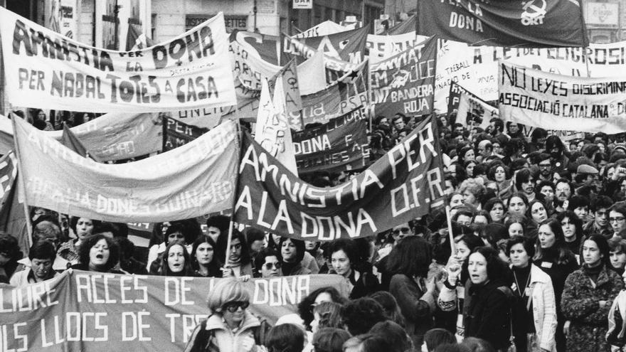 Manifestación de 1977 organizada por la Coordinadora Feminista para pedir amnistía para los delitos de la mujer con el lema 'Para Navidad todas en casa'