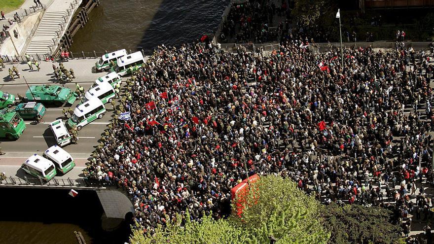 Manifestantes antifascistas reunidos para oponerse a una marcha nazi en Berlín el 8 de mayo de 2005 en el 60º aniversario del final de la II Guerra Mundial.
