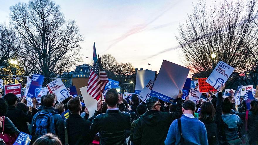 Manifestantes frente la Casa Blanca protestan una medida que discrimina contra los jóvenes y estudiantes trans (en 2017).
