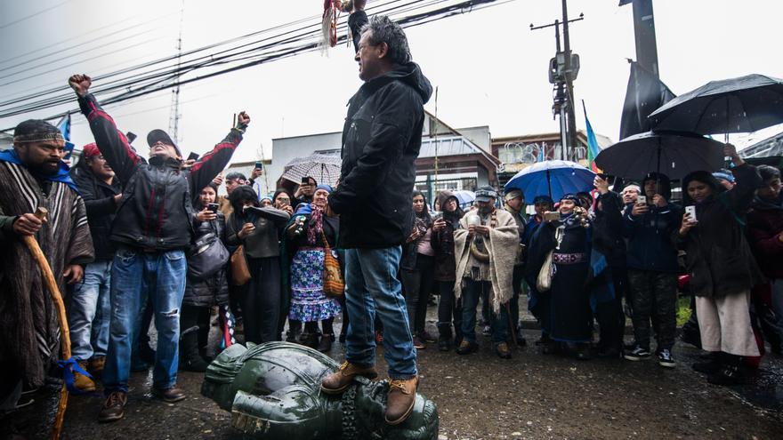 Manifestantes simbólicamente agreden una estatua de Pedro de Valdivia, militar y conquistador español, en Temuco (Chile)