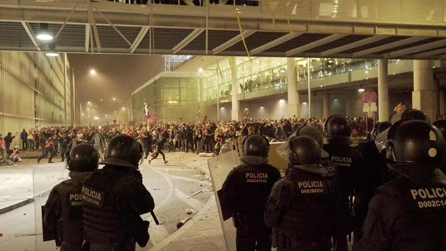 Manifestantes frente a los Mossos en el Aeropuerto del Prat 
