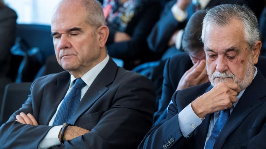 Los expresidentes andaluces Manuel Chaves (i) y José Antonio Griñán (d) / Europa Press