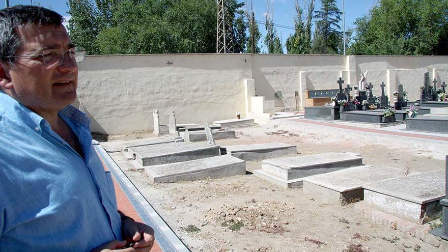 Manuel Ibáñez, autor de la investigación sobre las tumbas de víctimas del franquismo en Alcalá de Henares, en el cementerio de la ciudad complutense. | ARMHADH