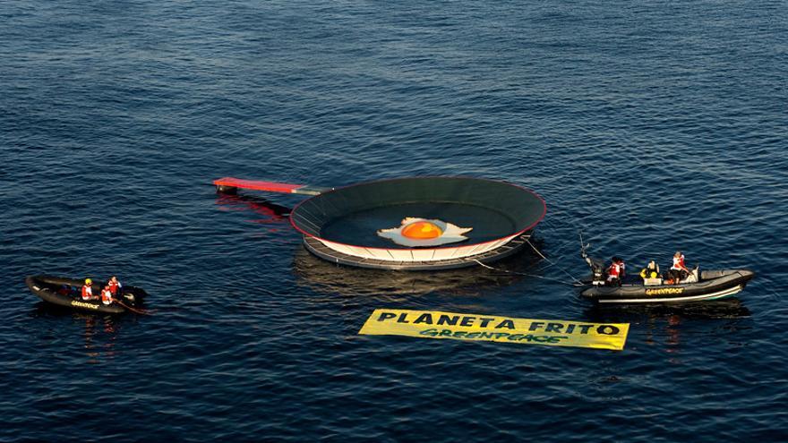 Mar caliente, planeta frito: Greenpeace coloca una sartén de 500kg en el Mar Menor