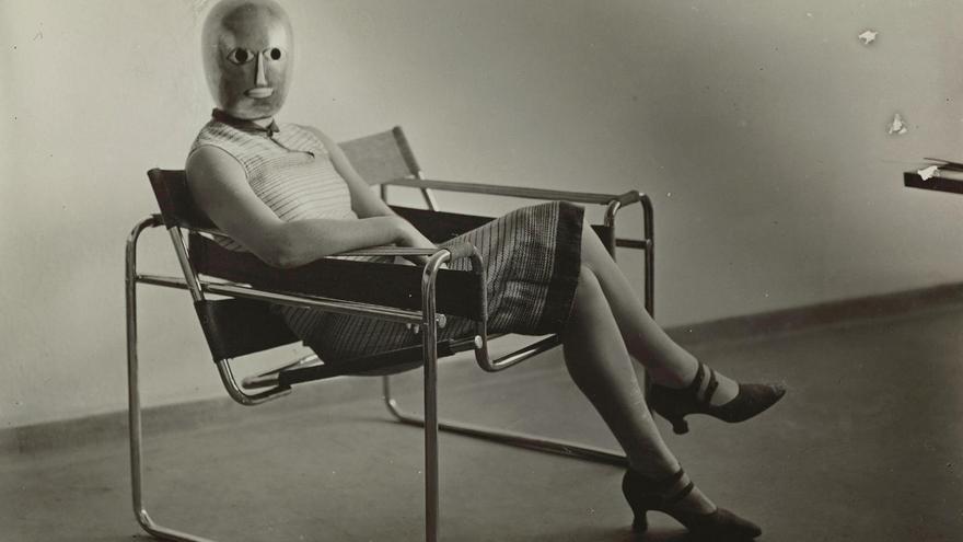'Mujer en silla club B3', de Marcel Breuer. Máscara de Oskar Schlemmer. Vestido de Lis Beyer. Sobre 1927