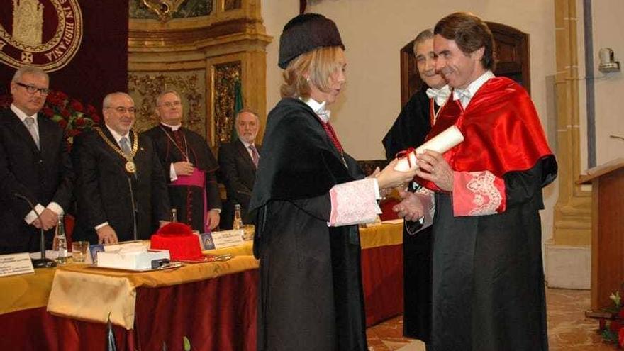 El ex presidente del gobierno español, José María Aznar, siendo investido Doctor Honoris Causa por la UCAM