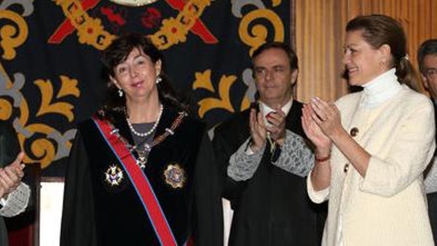 María Dolores de Cospedal aplaude a Concepción Espejel tras condecorarla.