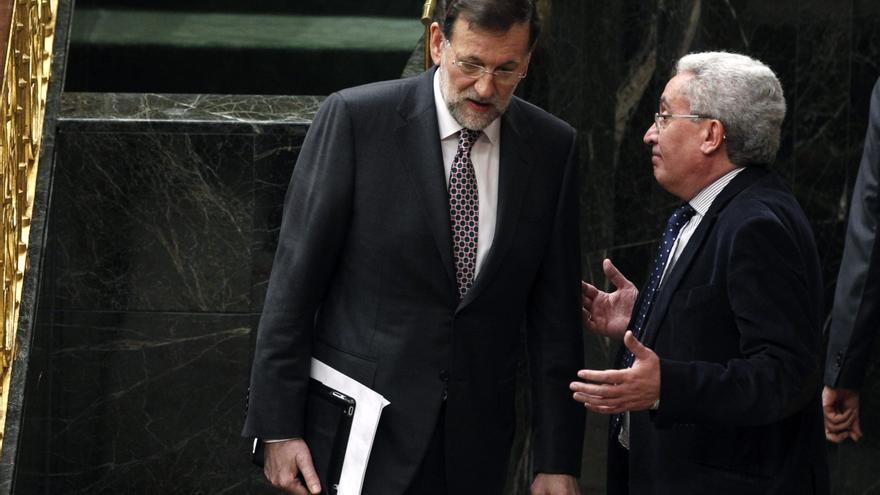 Mariano Rajoy conversa con el entonces diputado Juan Carlos Aparicio en noviembre de 2012.