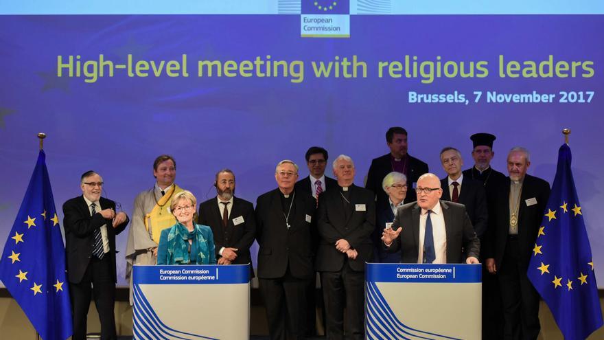 Mairead McGuinness, vicepresidenta del Parlamento Europeo, y Frans Timmermans, vicepresidente de la Comisión Europea, dando un discurso en la reunión anual de alto nivel con líderes religiosos (fuente: Comisión Europea).