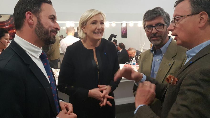 Miembros del ComitÃ© Ejecutivo Nacional de Vox, incluido Santiago Abascal, con Marine Le Pen. 