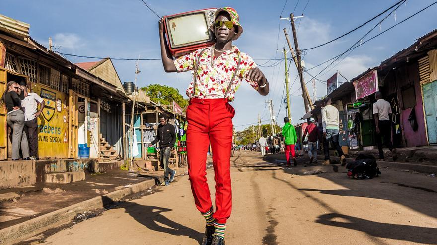 Moda en las calles de Kibera. El cineasta y fotógrafo Stephen Okoth, conocido como Ondivou'r, aporta vitalidad a la vieja escuela.