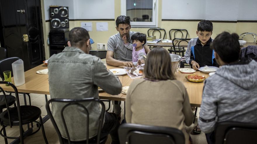 Mohamed comiendo con sus hijos en la Parroquia San Carlos Borromeo. 