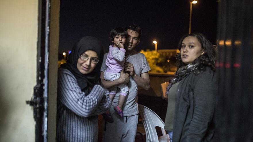 Mohamed con su hija pequeña y su esposa, Muna. 