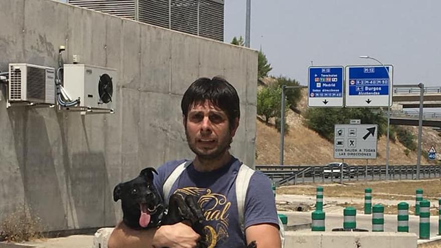 Momento en el que Piny y Gastón se encuentran tras los diez días que la perra estuvo perdida en el aeropuerto de Barajas.