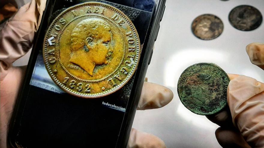 Moneda de Portugal hallada en una fosa común del cementerio de Nerva (Huelva). | JUAN MIGUEL BAQUERO