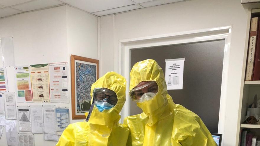Mónica García con una compañera en el hospital 12 de Octubre durante la pandemia del coronavirus. 