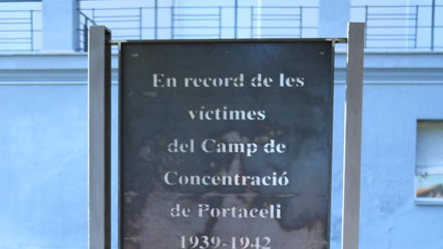 Monolito en recuerdo a las víctimas del campo de concentración de Portaceli