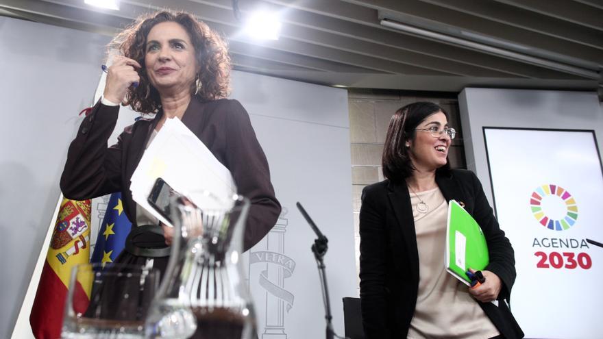 La portavoz del Gobierno, María Jesús Montero, y la ministra de Política Territorial, Carolina Darias, tras la rueda de prensa del Consejo de Ministros.