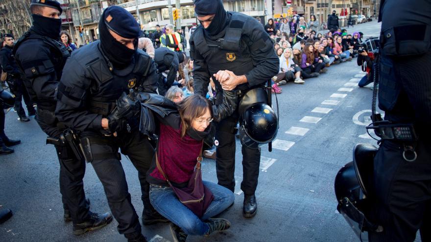 Mossos d'Esquadra desalojan a un grupo de mujeres que corta la Gran Via de Barcelona