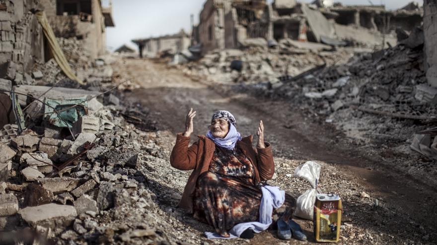 Mujer-destruida-Kobane-Alepo-Siria_EDIIMA20190305_0855_19.jpg