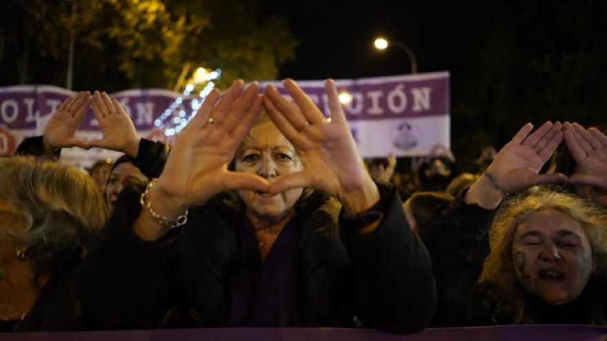 Mujer durante las protestas en contra de la violencia machista en Madrid