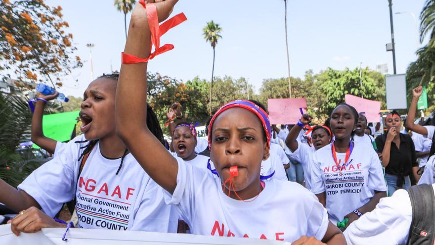 Mujeres keniatas participan en una protesta contra el feminicidio durante la celebración del Día Internacional de la Mujer, este viernes, en Nairobi, Kenia.