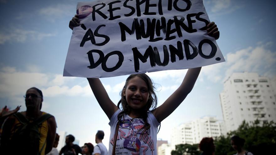 Mujeres participan en la marcha en conmemoración al Día Internacional de la Mujer, este viernes en la avenida Paulista en Sao Paulo (Brasil)
