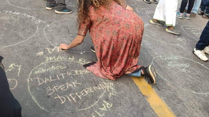 Mujeres indias realizan círculos en el suelo antes de cantar 'Un violador en tu camino'