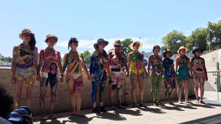 Mujeres con el cuerpo pintado participan en una intervención artística y de protesta llamada 