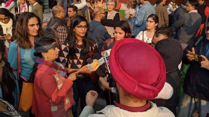 Mujeres indias realizan la performance 'Un violador en tu camino' en Delhi