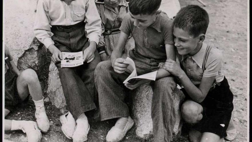 Niños leyendo durante la guerra civil.