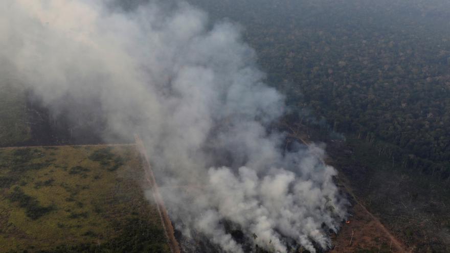 Nube de humo durante un incendio en un área de la selva amazónica cerca de Porto Velho, Brasil, 21 de agosto de 2019
