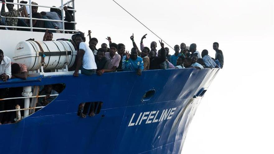 Una foto distribuida por la ONG alemana Mission Lifeline muestra a los migrantes rescatados en aguas internacionales del MediterrÃ¡neo a bordo del buque de bandera holandesa LIFELINE, 21 de junio de 2018.