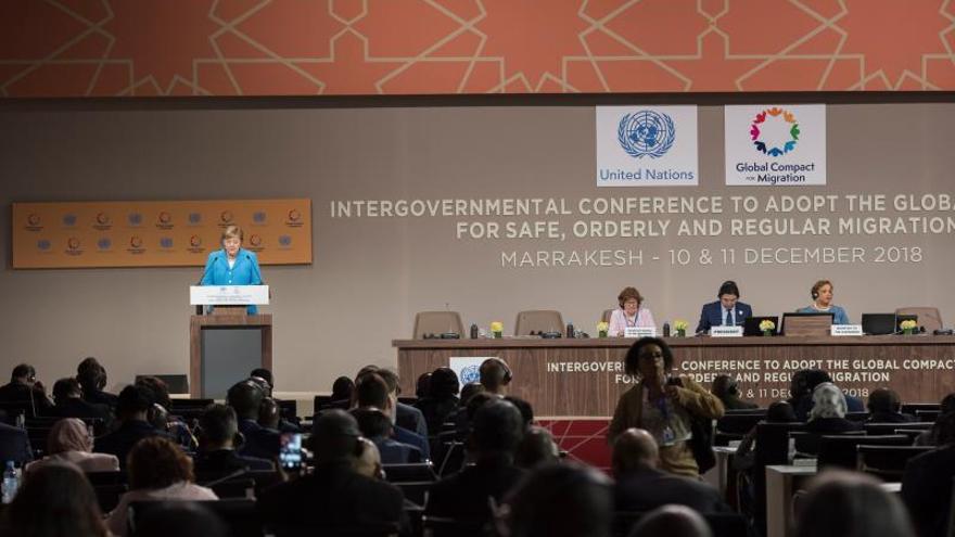 La canciller alemana, Angela Merkel (i), interviene en la conferencia intergubernamental de la ONU organizada en la ciudad marroquí de Marrakech hoy, 10 de diciembre de 2018. El Pacto Mundial para una Migración Segura, Ordenada y Regular de Naciones Unidas (ONU) ha sido aprobado hoy por más de 150 países.
