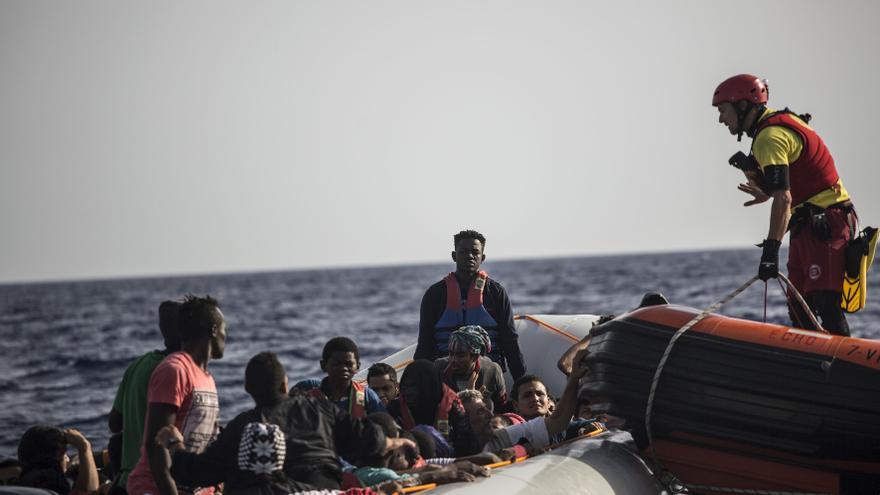 La lancha del Open Arms acude al rescate de 59 personas en el Mediterráneo. 