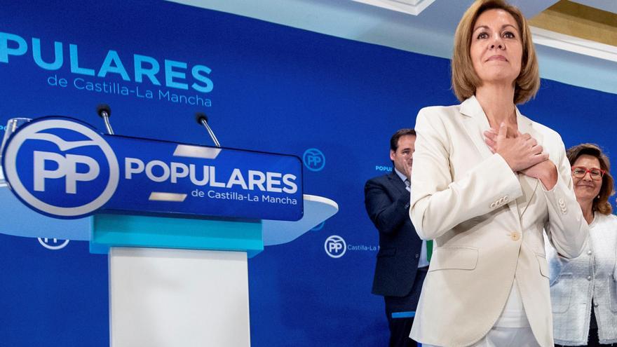 La secretaria general del PP y presidenta del partido en Castilla-La Mancha, María Dolores de Cospedal, es ovacionada tras anunciar, ante la Junta Directiva Regional del PP de Castilla-La Mancha, su candidatura para presidir el partido. 