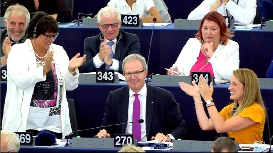 El diputado del PP Europeo, Axel Voss, es felicitado por sus compañeros de grupo tras la aprobación de su propuesta de directiva sobre copyright. 